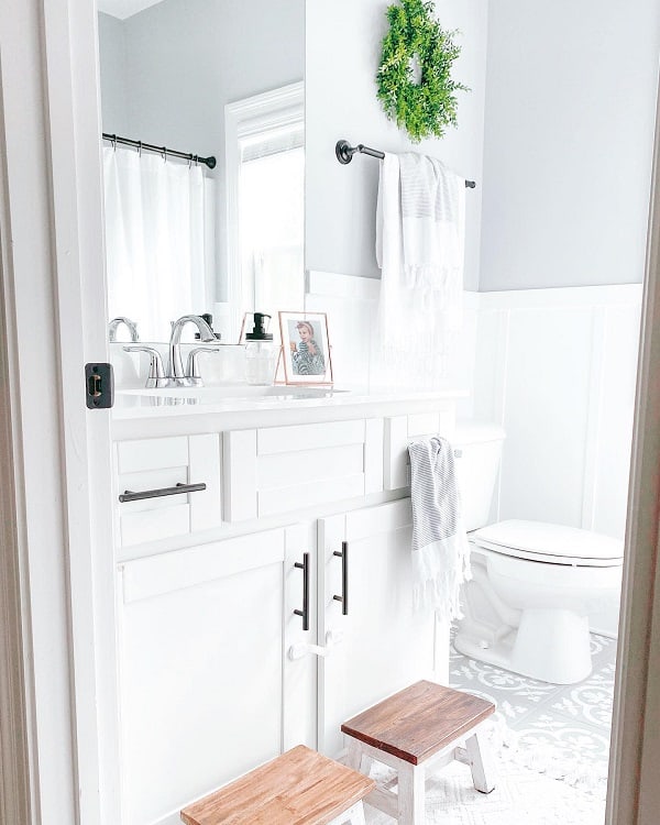 white farmhouse bathroom